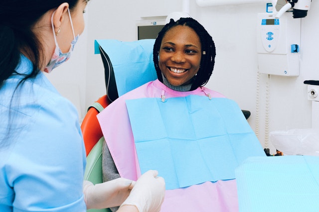 dental-patient-and-dentist-talking