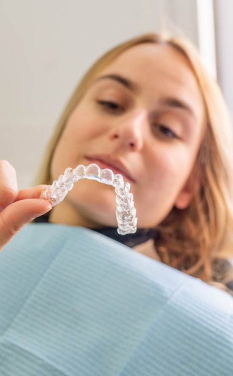 woman-holding-invisalign-lite-clear-aligners